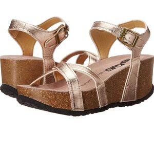 Muk Luks Women's Lilith Wedge Sandal, size 7